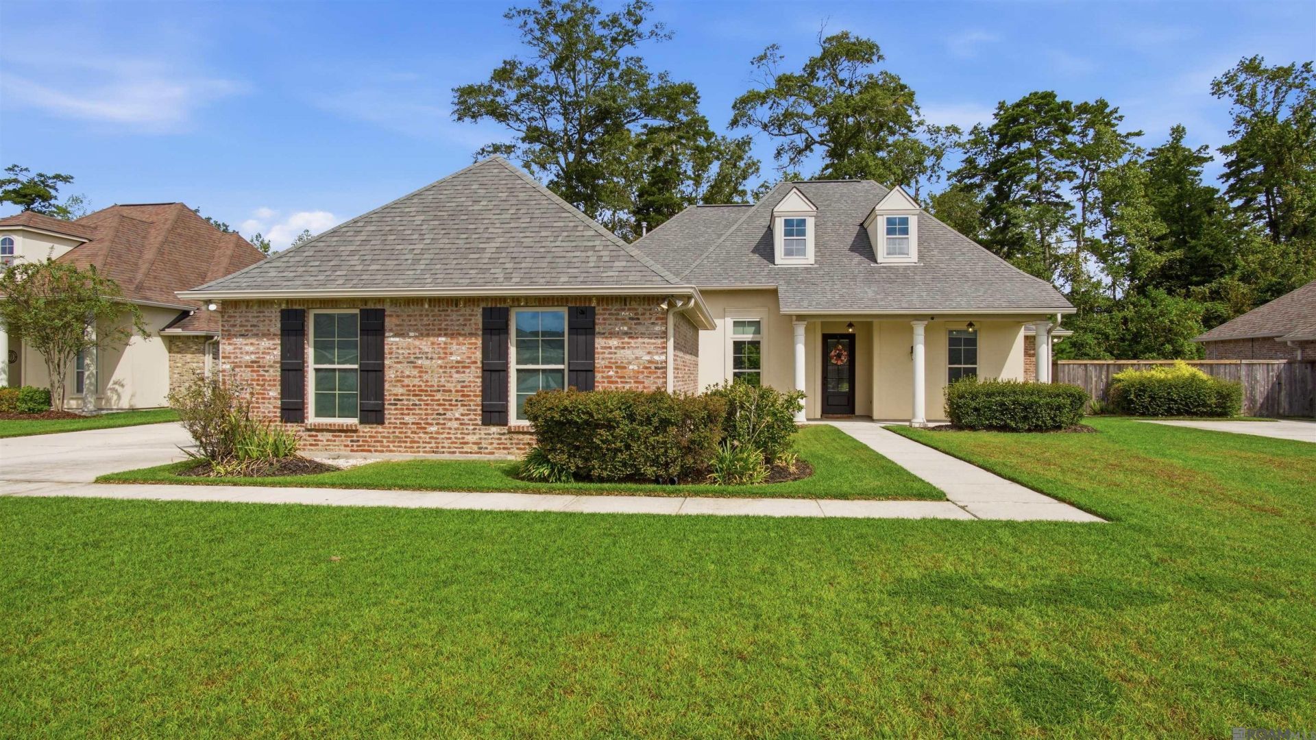 8929 Greenleaves Dr, Denham Springs, LA 70726 Main Photo