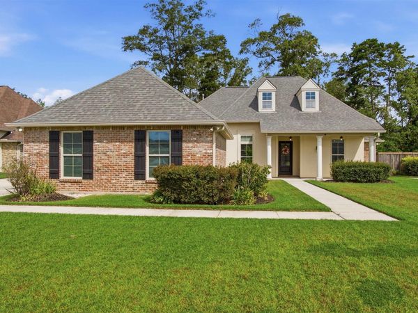 8929 Greenleaves Dr, Denham Springs, LA 70726