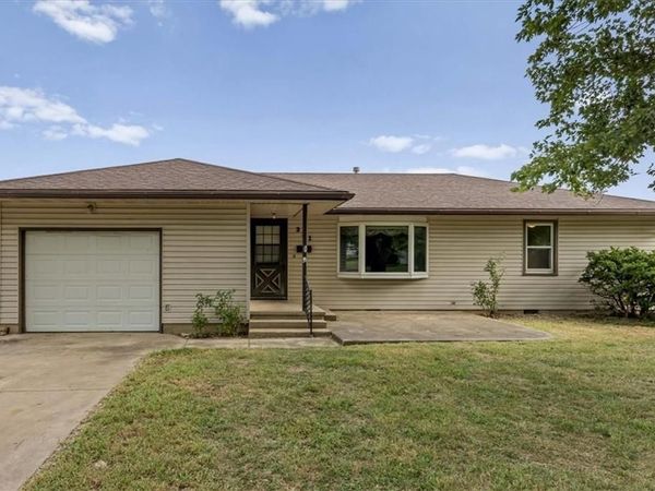 321 Kaw Avenue, Garnett, KS 66032