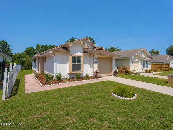 2400 TOWNSQUARE Drive, Jacksonville, FL 32216