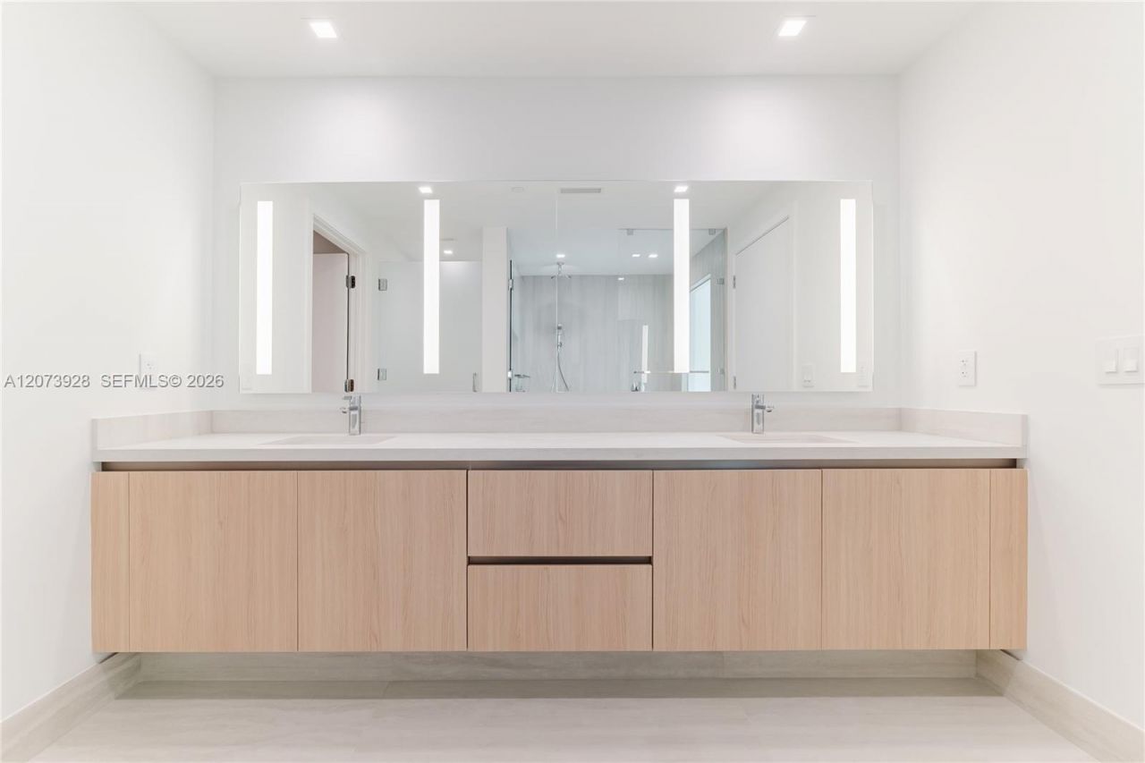 2411 Laguna Cir , Unit 2909, Miami, FL 33181 Photo