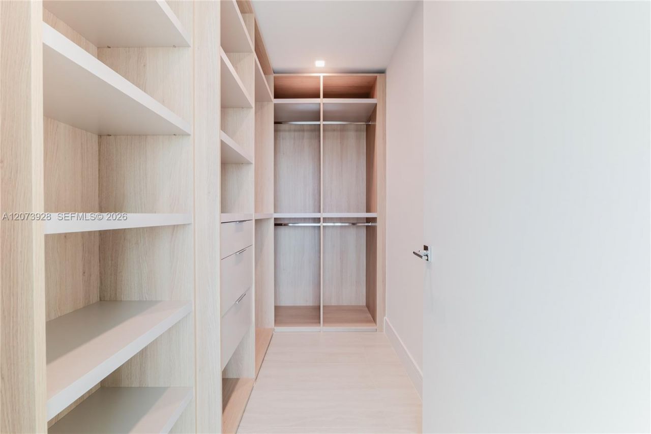 2411 Laguna Cir , Unit 2909, Miami, FL 33181 Photo