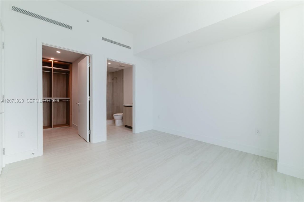 2411 Laguna Cir , Unit 2909, Miami, FL 33181 Photo