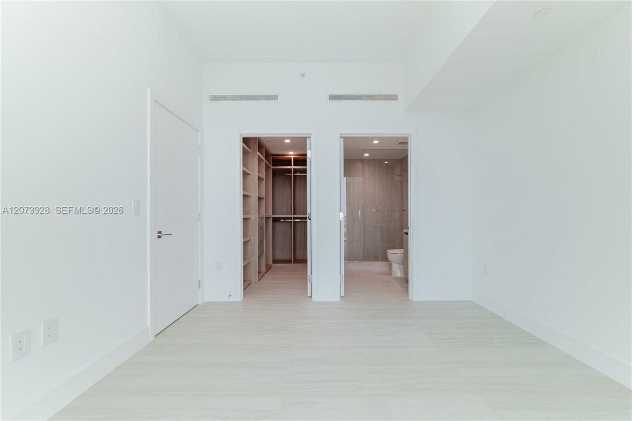 2411 Laguna Cir , Unit 2909, Miami, FL 33181 Photo