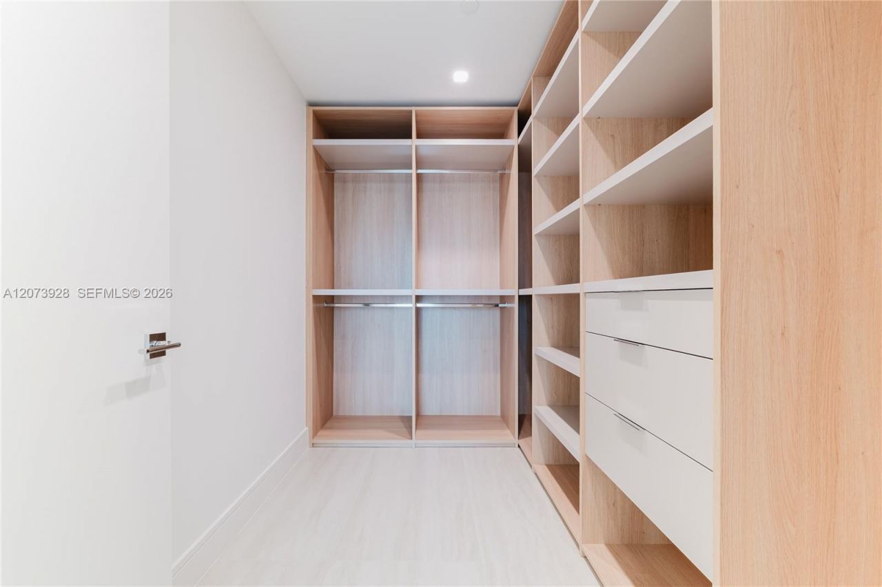 2411 Laguna Cir , Unit 2909, Miami, FL 33181 Photo