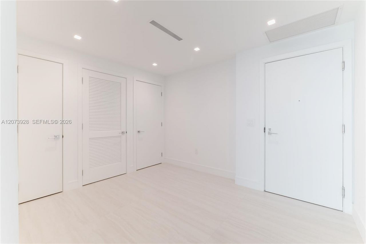 2411 Laguna Cir , Unit 2909, Miami, FL 33181 Photo
