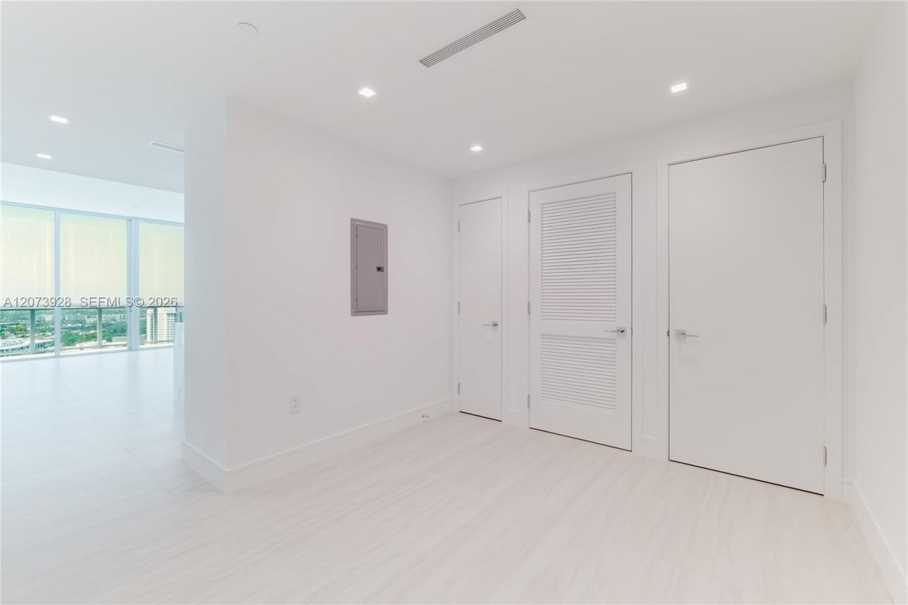 2411 Laguna Cir , Unit 2909, Miami, FL 33181 Photo