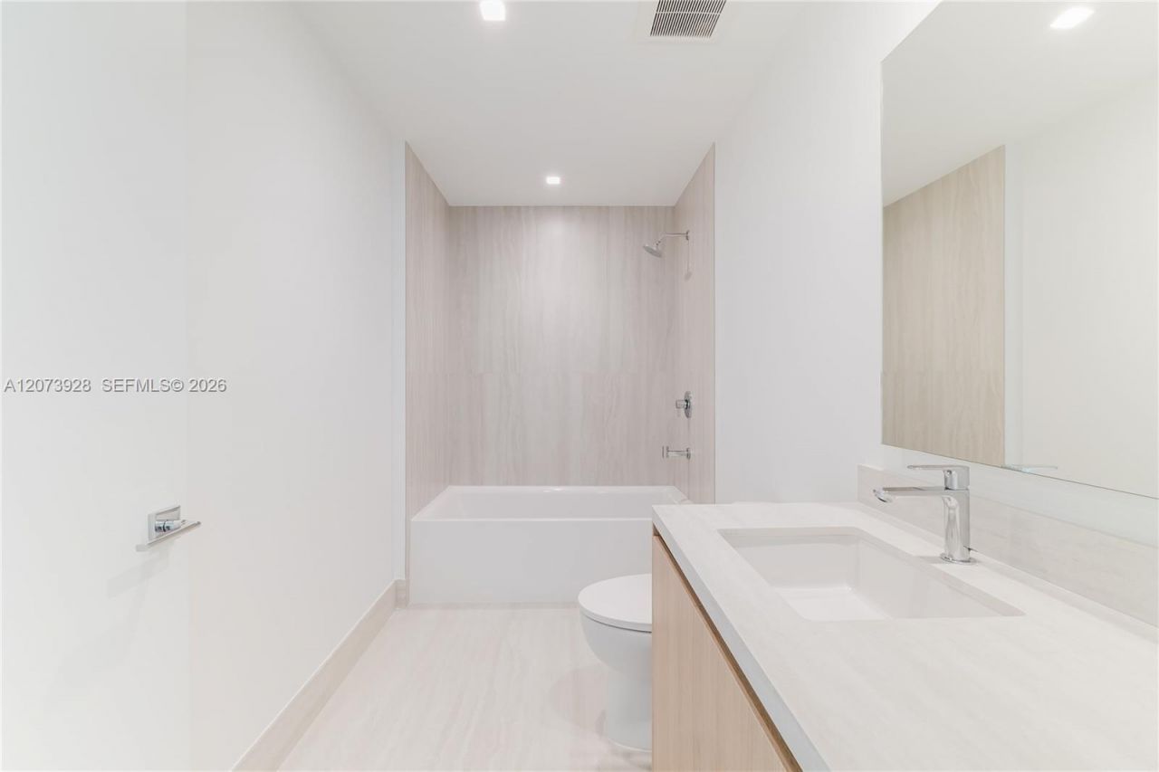 2411 Laguna Cir , Unit 2909, Miami, FL 33181 Photo