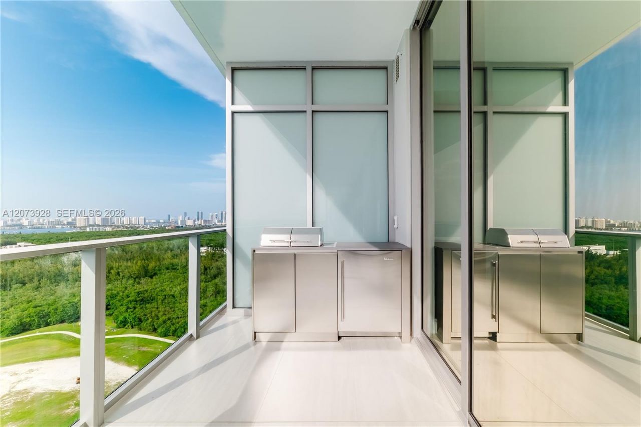 2411 Laguna Cir , Unit 2909, Miami, FL 33181 Photo