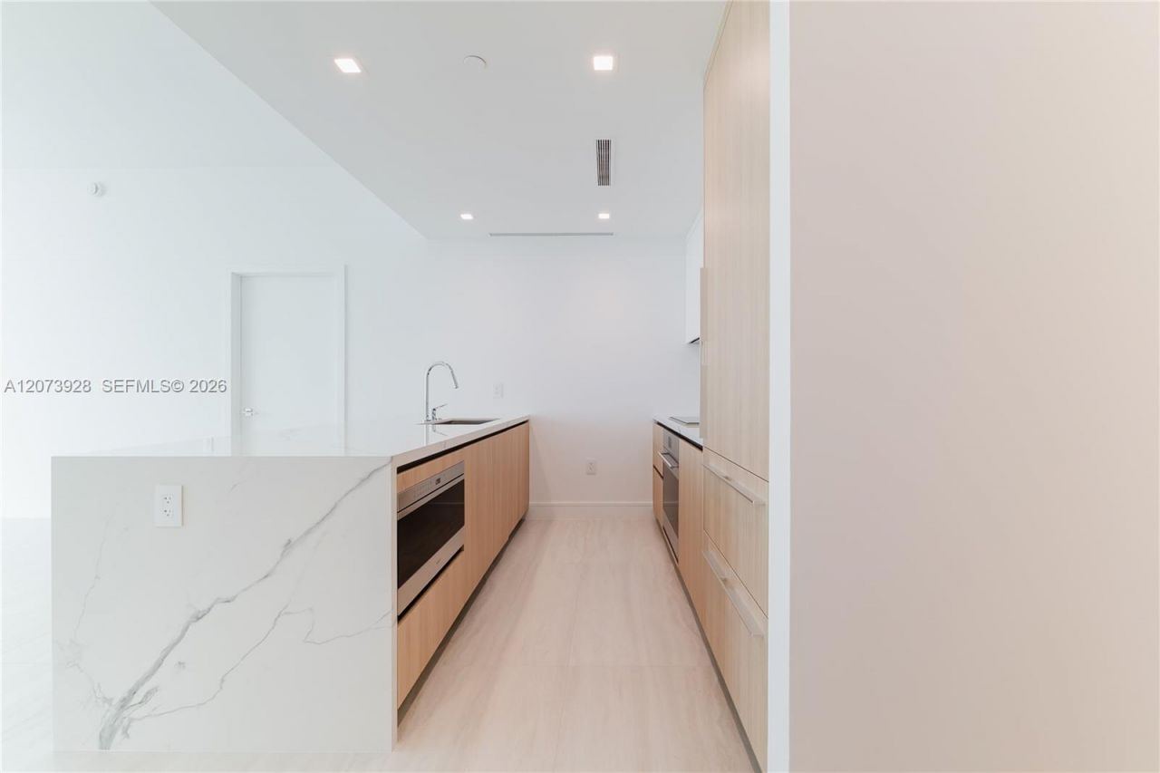 2411 Laguna Cir , Unit 2909, Miami, FL 33181 Photo