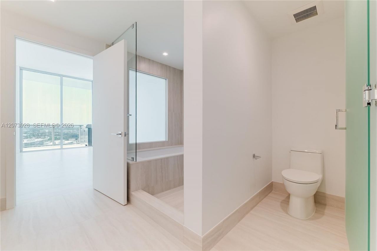 2411 Laguna Cir , Unit 2909, Miami, FL 33181 Photo