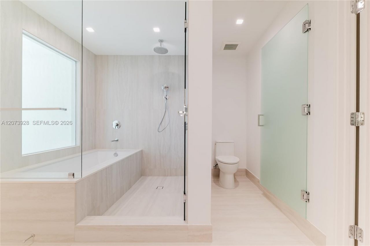 2411 Laguna Cir , Unit 2909, Miami, FL 33181 Photo