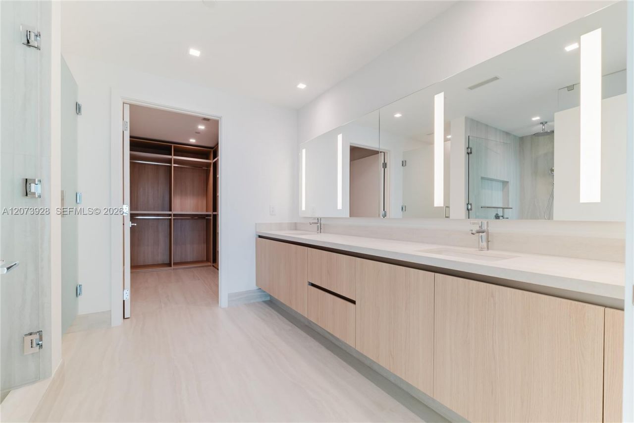 2411 Laguna Cir , Unit 2909, Miami, FL 33181 Photo