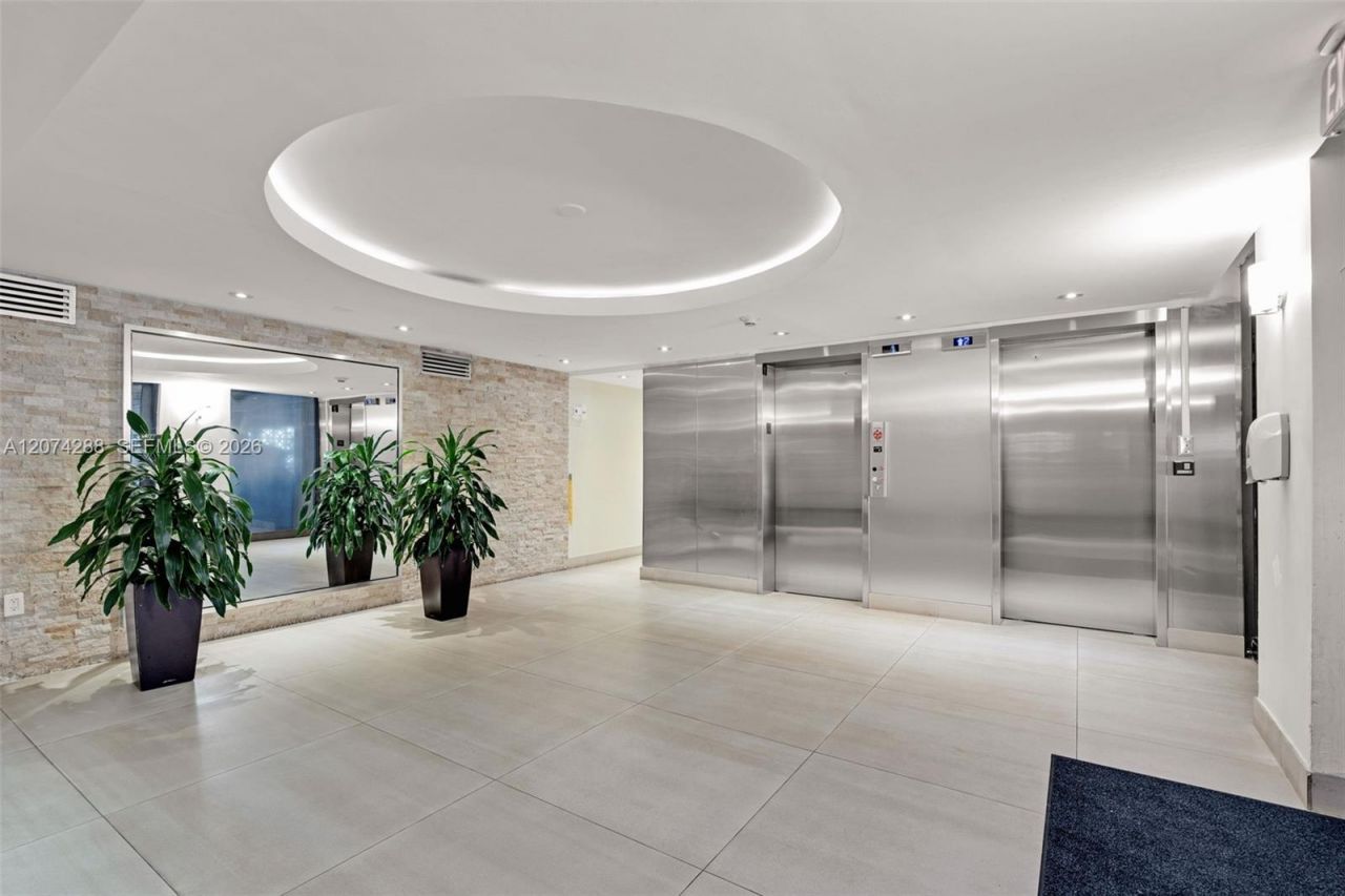 465 Ocean Dr , Unit 512, Miami Beach, FL 33139 Photo