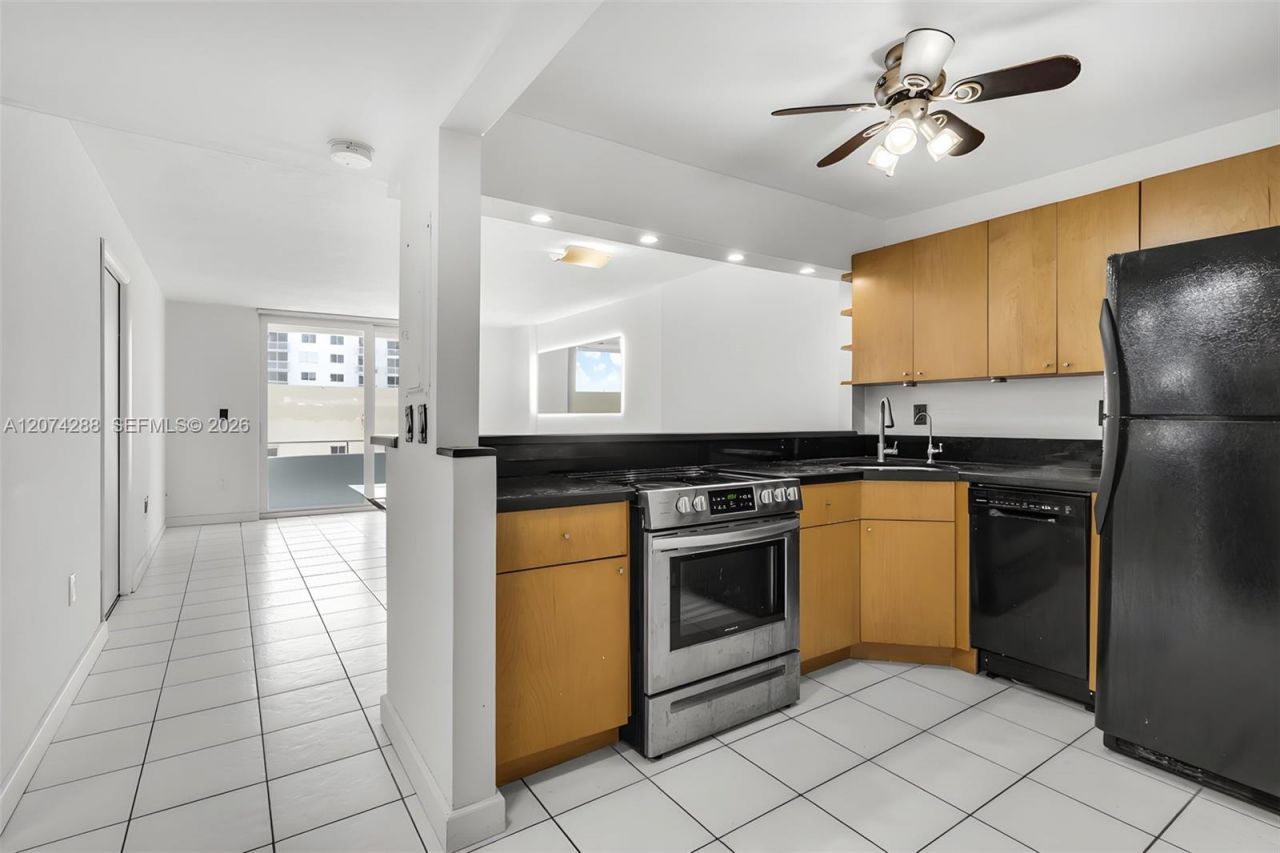 465 Ocean Dr , Unit 512, Miami Beach, FL 33139 Photo