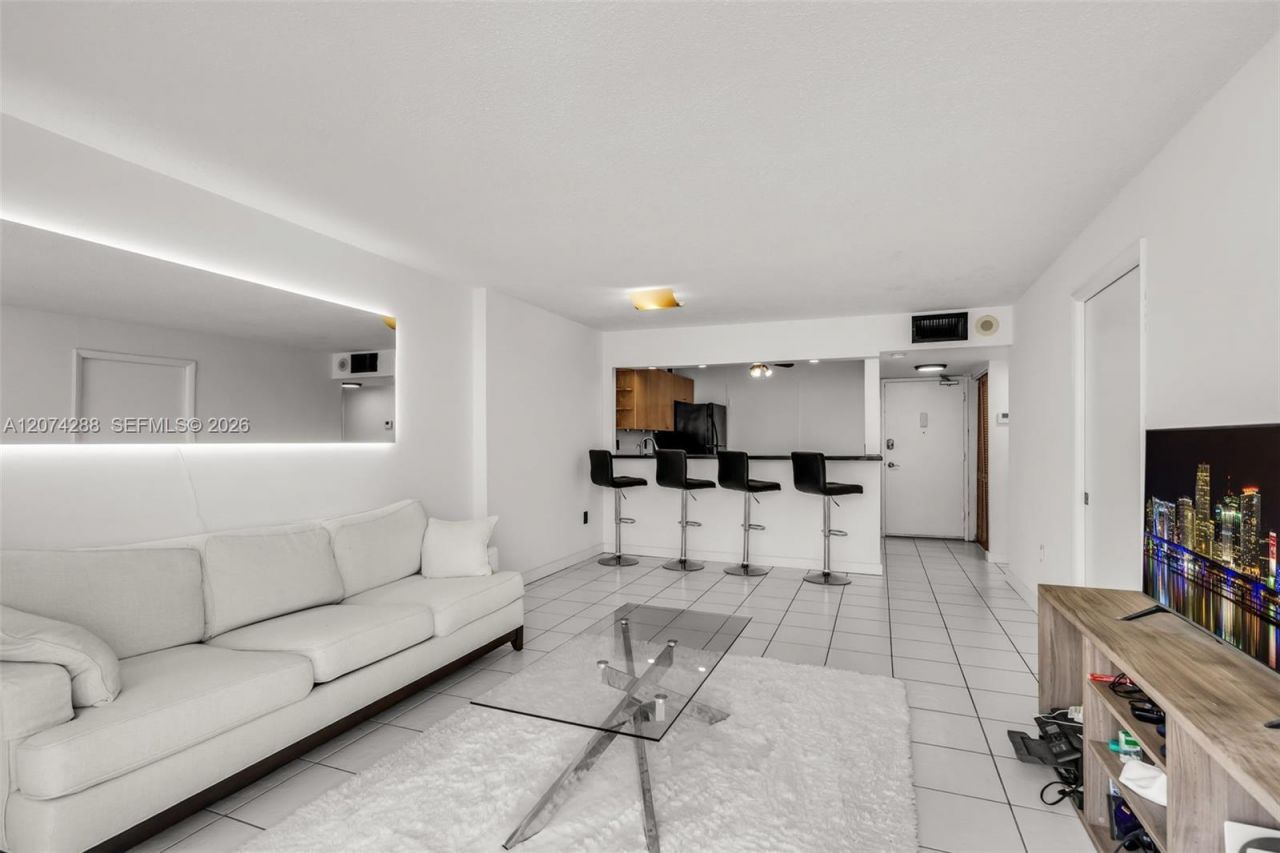 465 Ocean Dr , Unit 512, Miami Beach, FL 33139 Photo