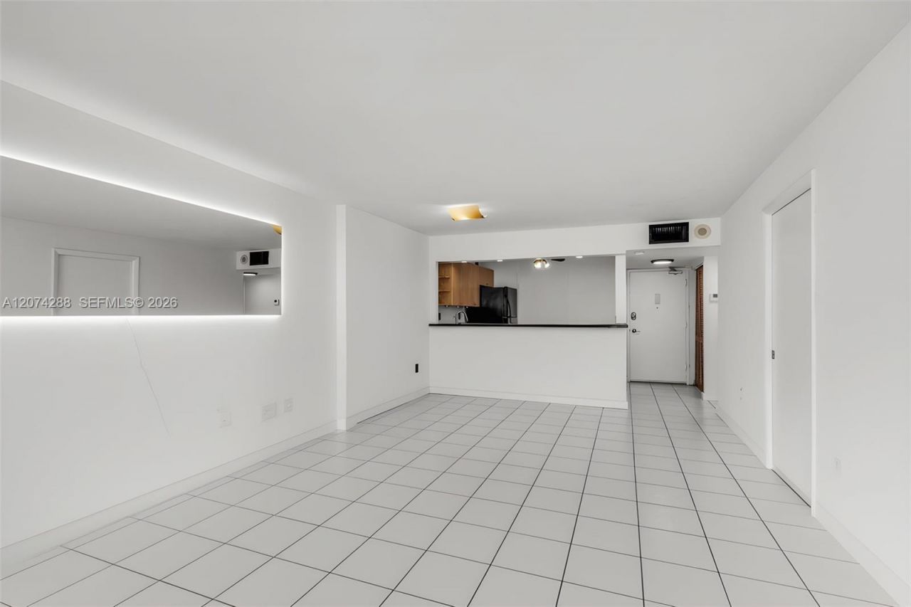465 Ocean Dr , Unit 512, Miami Beach, FL 33139 Photo