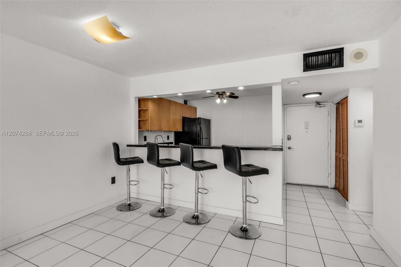 465 Ocean Dr , Unit 512, Miami Beach, FL 33139 Photo