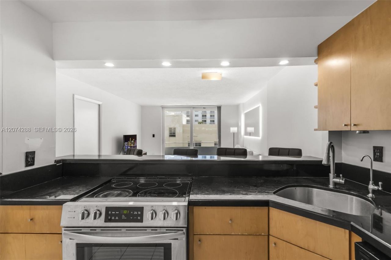 465 Ocean Dr , Unit 512, Miami Beach, FL 33139 Photo