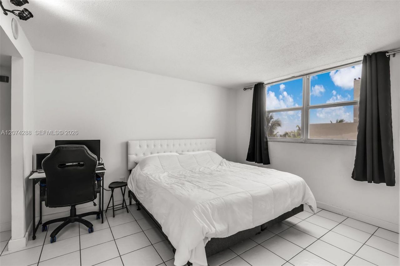465 Ocean Dr , Unit 512, Miami Beach, FL 33139 Photo