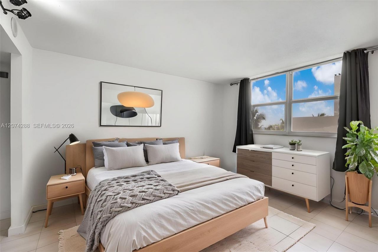 465 Ocean Dr , Unit 512, Miami Beach, FL 33139 Photo