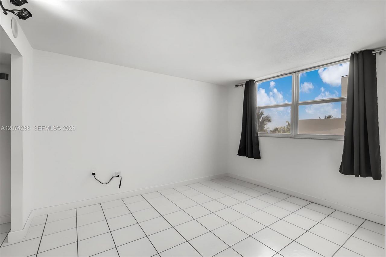 465 Ocean Dr , Unit 512, Miami Beach, FL 33139 Photo