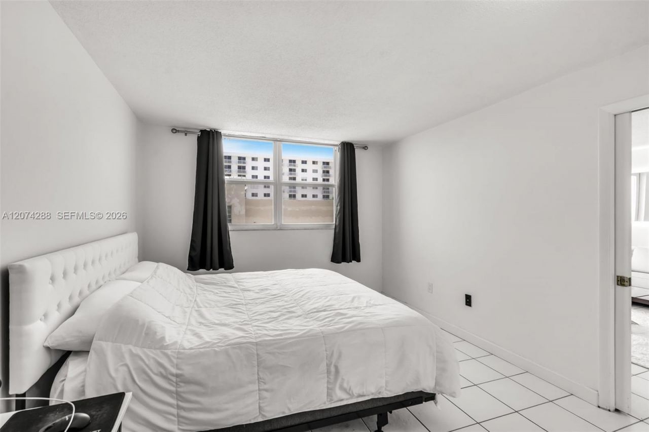 465 Ocean Dr , Unit 512, Miami Beach, FL 33139 Photo