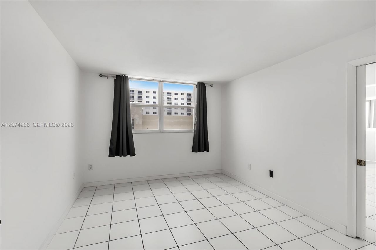465 Ocean Dr , Unit 512, Miami Beach, FL 33139 Photo