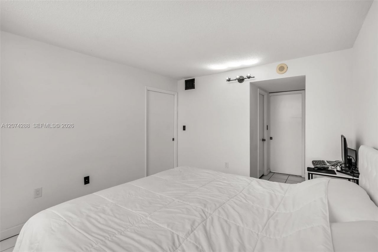 465 Ocean Dr , Unit 512, Miami Beach, FL 33139 Photo