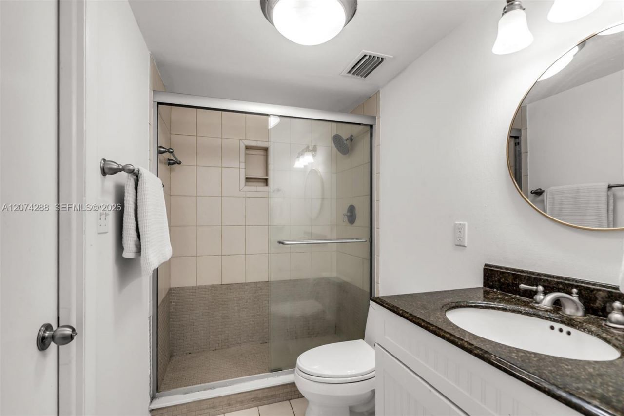 465 Ocean Dr , Unit 512, Miami Beach, FL 33139 Photo
