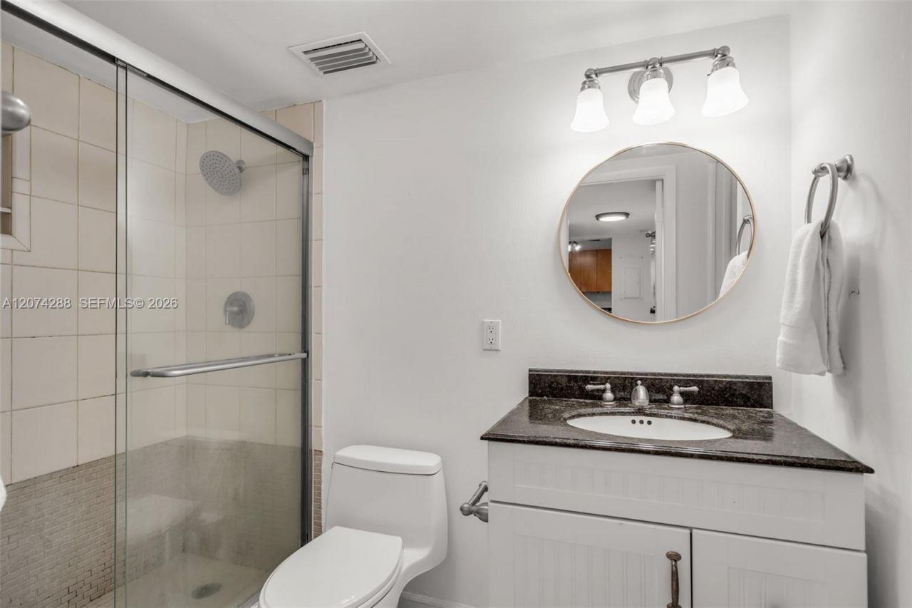 465 Ocean Dr , Unit 512, Miami Beach, FL 33139 Photo