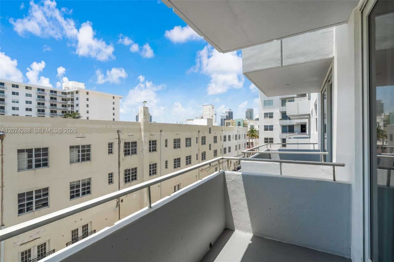465 Ocean Dr , Unit 512, Miami Beach, FL 33139 Photo
