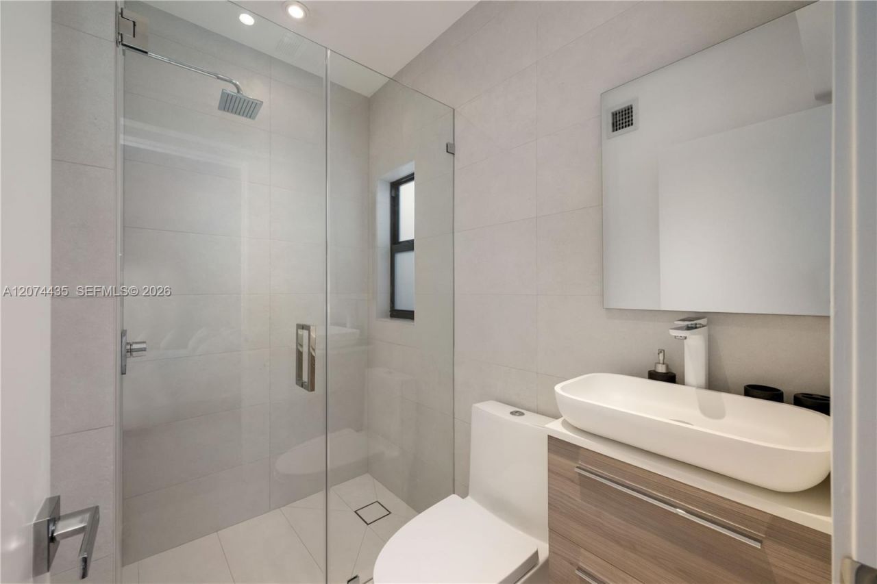 900 W 47th Ct , Miami Beach, FL 33140 Photo