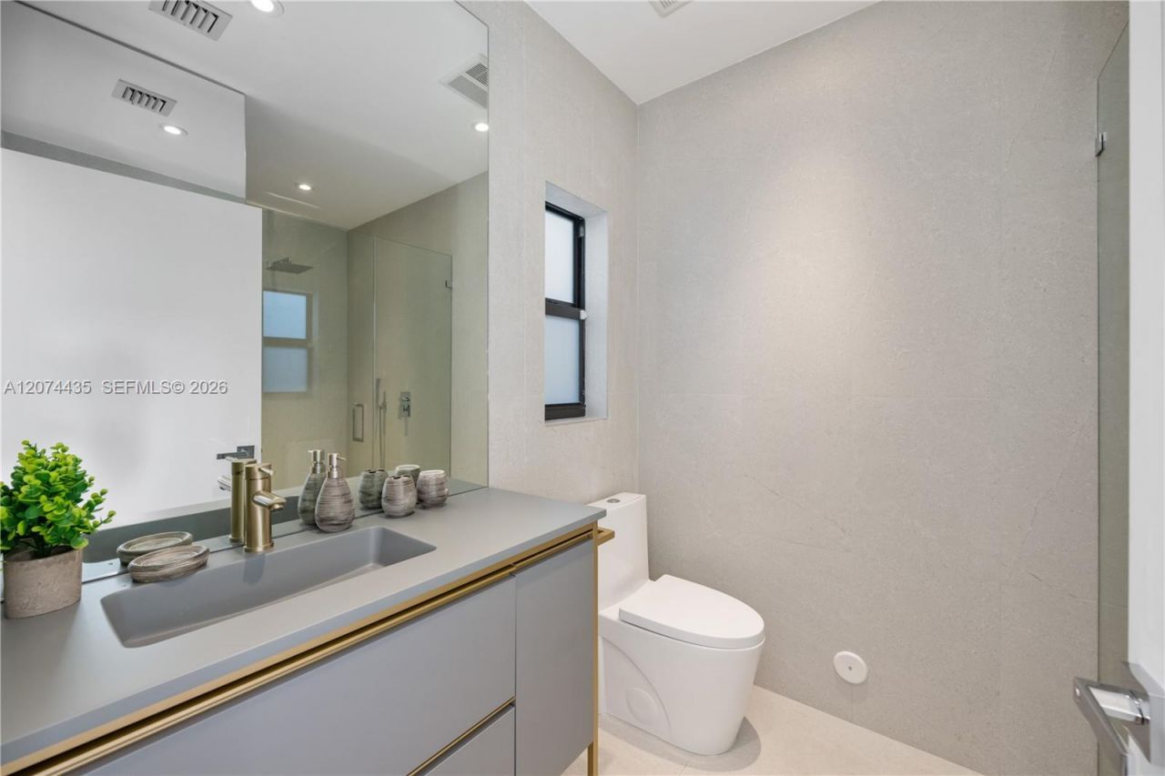 900 W 47th Ct , Miami Beach, FL 33140 Photo