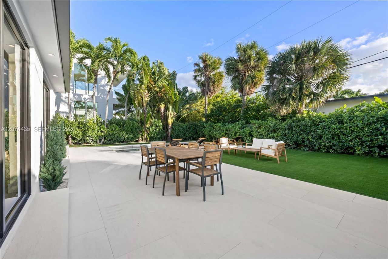 900 W 47th Ct , Miami Beach, FL 33140 Photo
