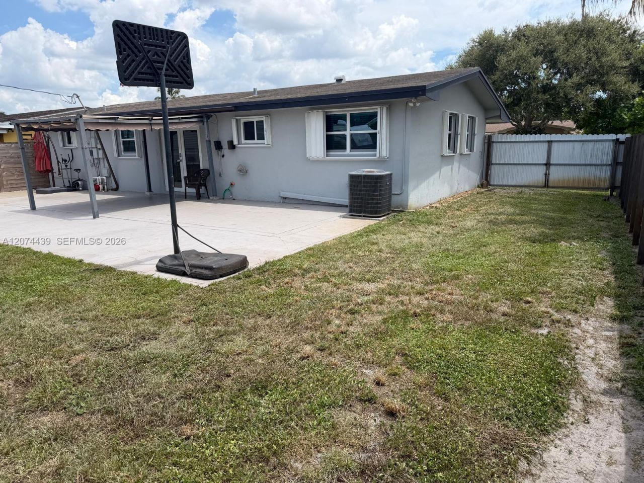 1000 NW 76th Ter, Pembroke Pines, FL 33024 Photo