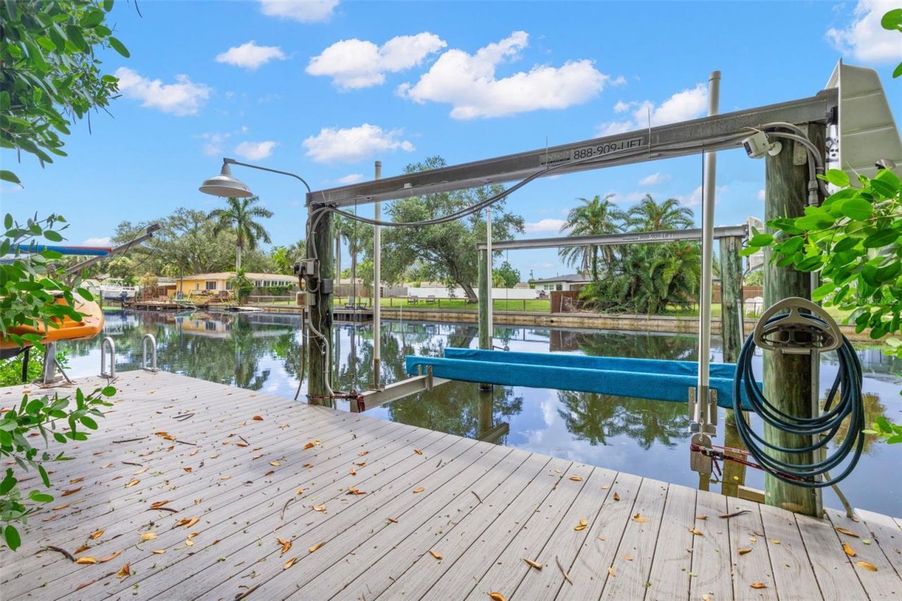 930 Southern Pine Court Ne, Saint Petersburg, FL 33703 Photo