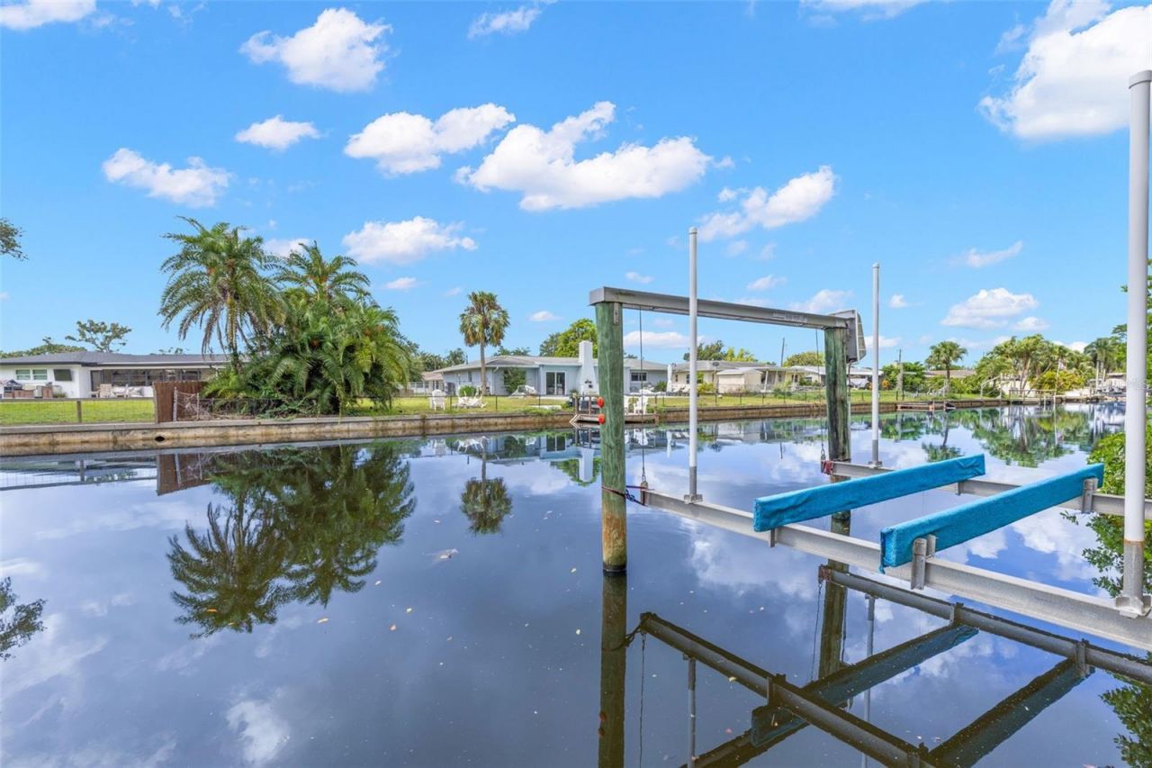 930 Southern Pine Court Ne, Saint Petersburg, FL 33703 Photo