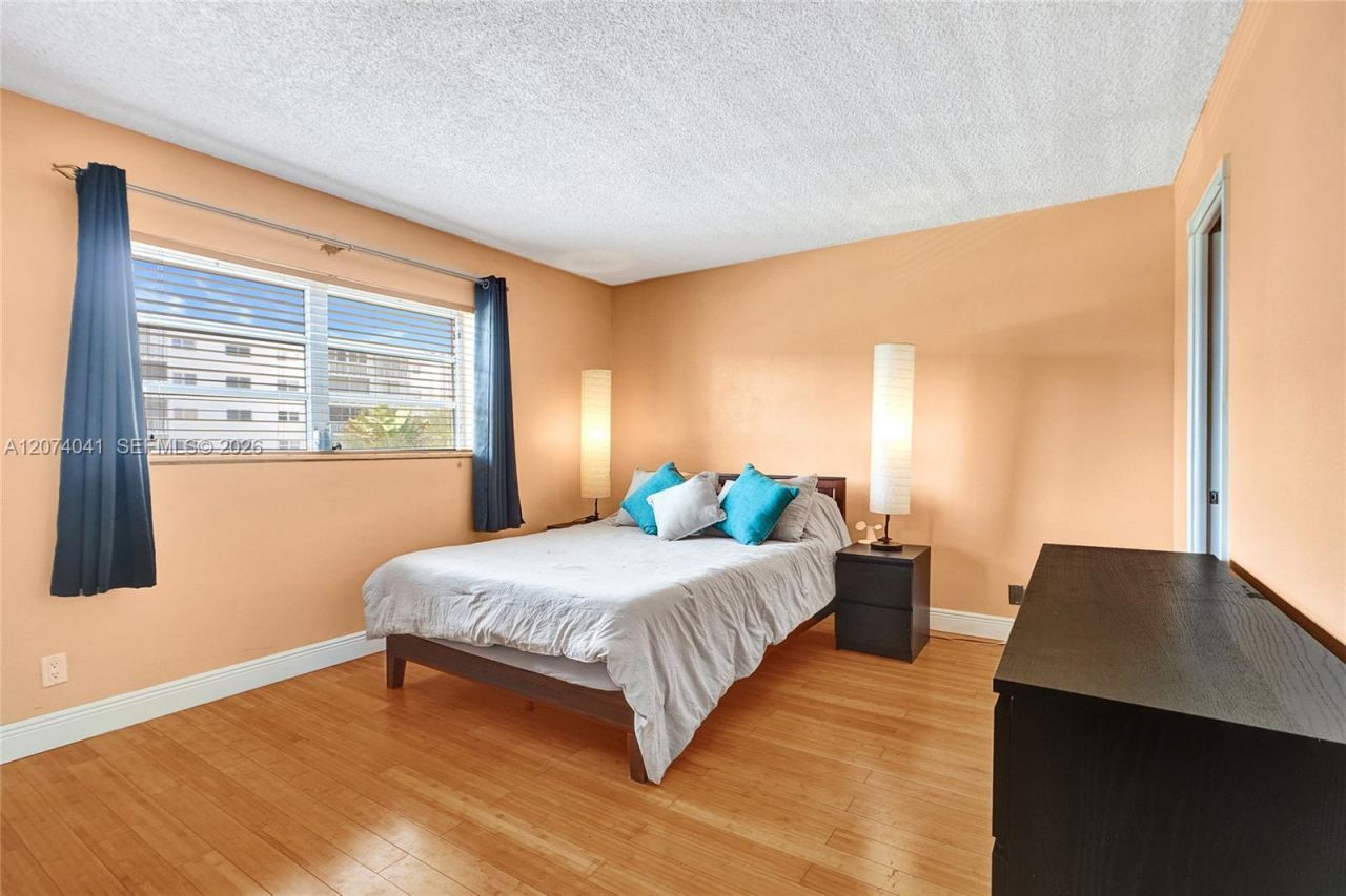 1001 NE 14th Ave , Unit 402, Hallandale Beach, FL 33009 Photo