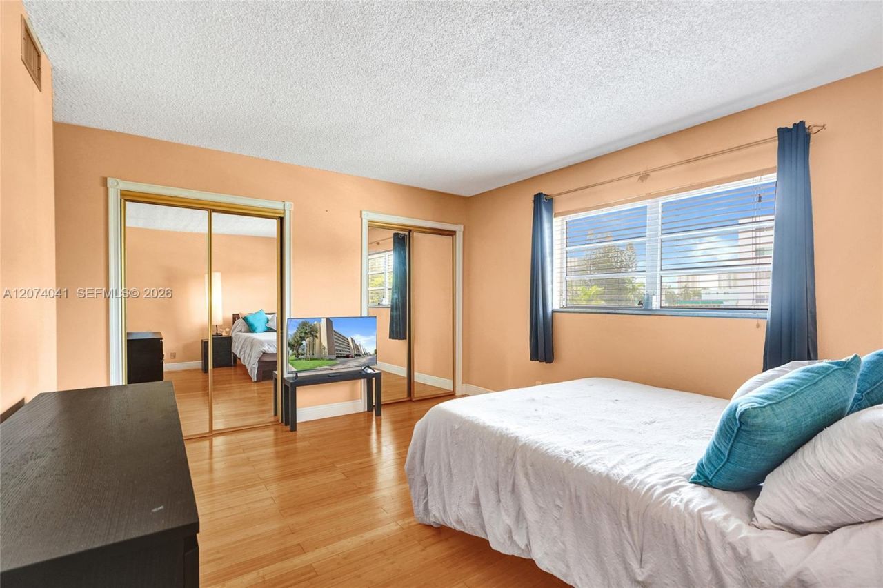 1001 NE 14th Ave , Unit 402, Hallandale Beach, FL 33009 Photo