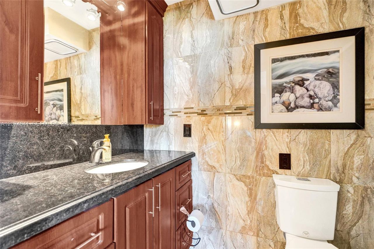 1001 NE 14th Ave , Unit 402, Hallandale Beach, FL 33009 Photo
