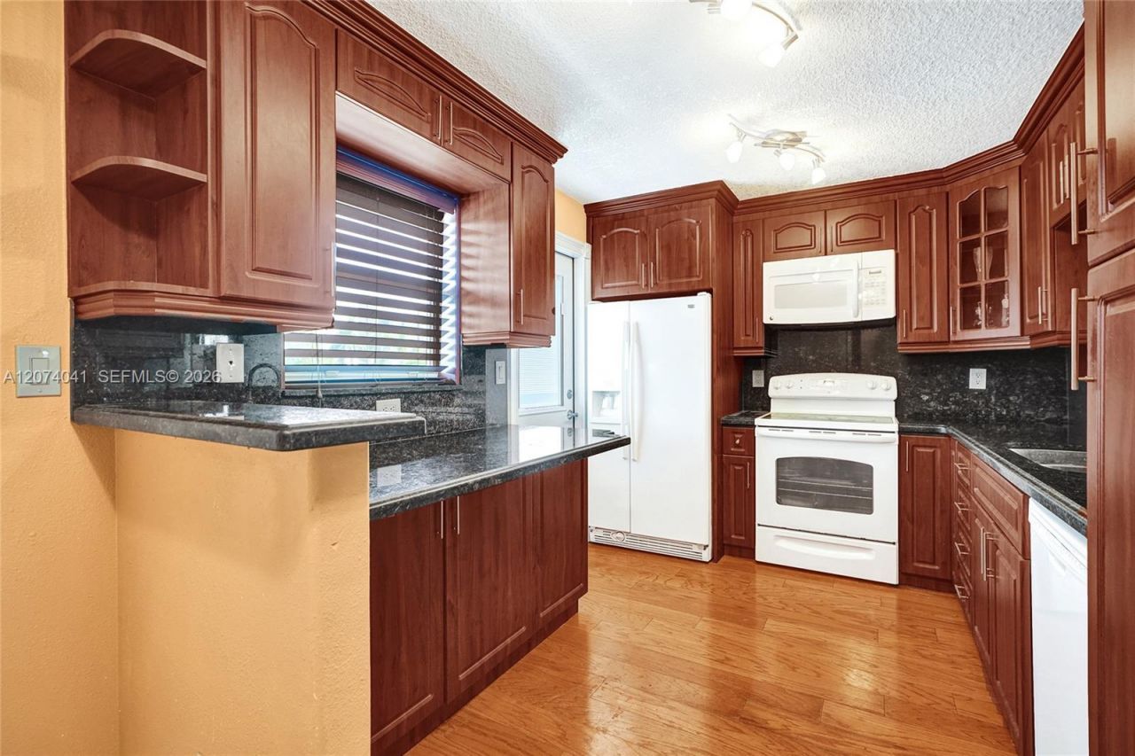 1001 NE 14th Ave , Unit 402, Hallandale Beach, FL 33009 Photo