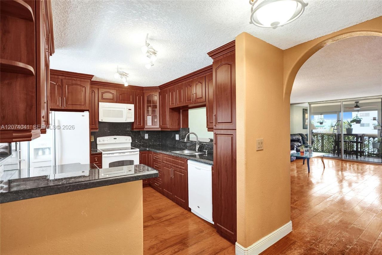 1001 NE 14th Ave , Unit 402, Hallandale Beach, FL 33009 Photo