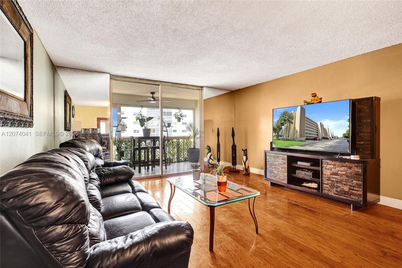 1001 NE 14th Ave , Unit 402, Hallandale Beach, FL 33009 Photo