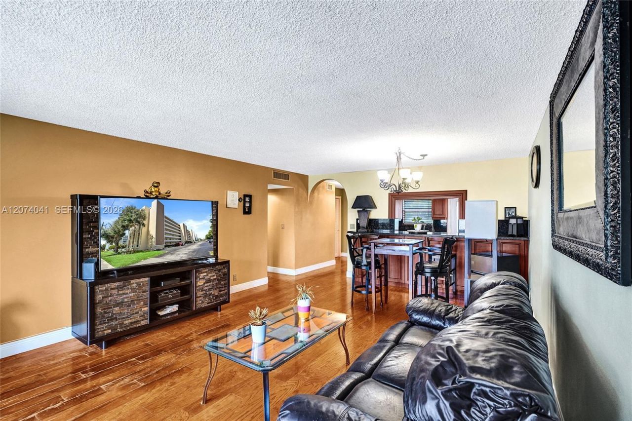 1001 NE 14th Ave , Unit 402, Hallandale Beach, FL 33009 Photo