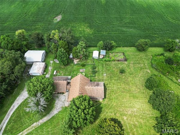 8301 N 23rd Avenue , Raymond, IL 62560