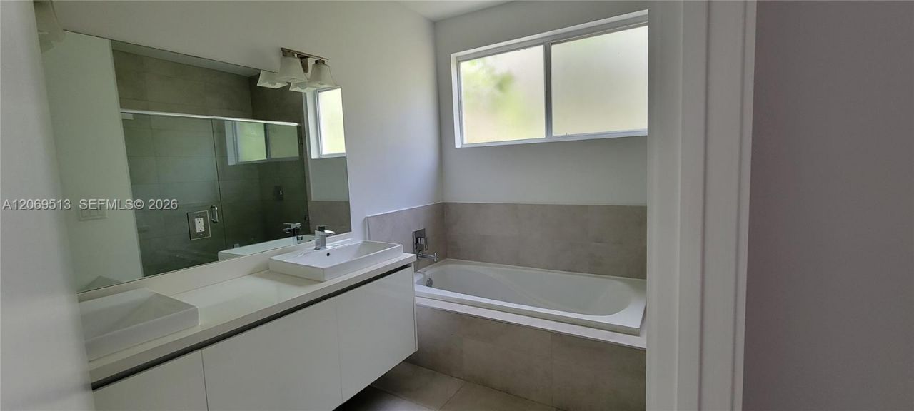 10219 NW 72nd Ter , Doral, FL 33178 Photo