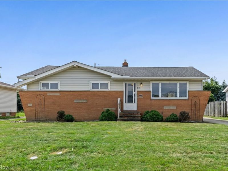 578 E Dartmoor Avenue, Seven Hills, OH 44131 Photo 1