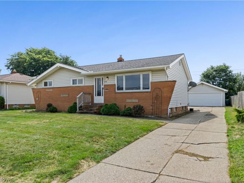 578 E Dartmoor Avenue, Seven Hills, OH 44131 Photo 2