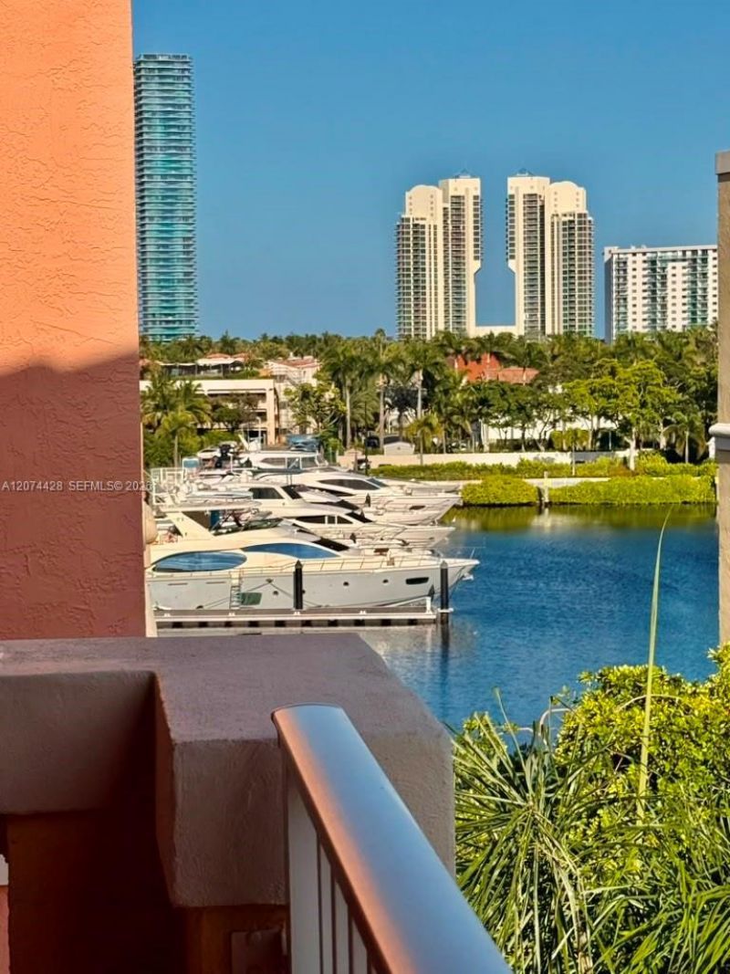 19701 E Country Club Dr , Unit 5605, Aventura, FL 33180 Photo